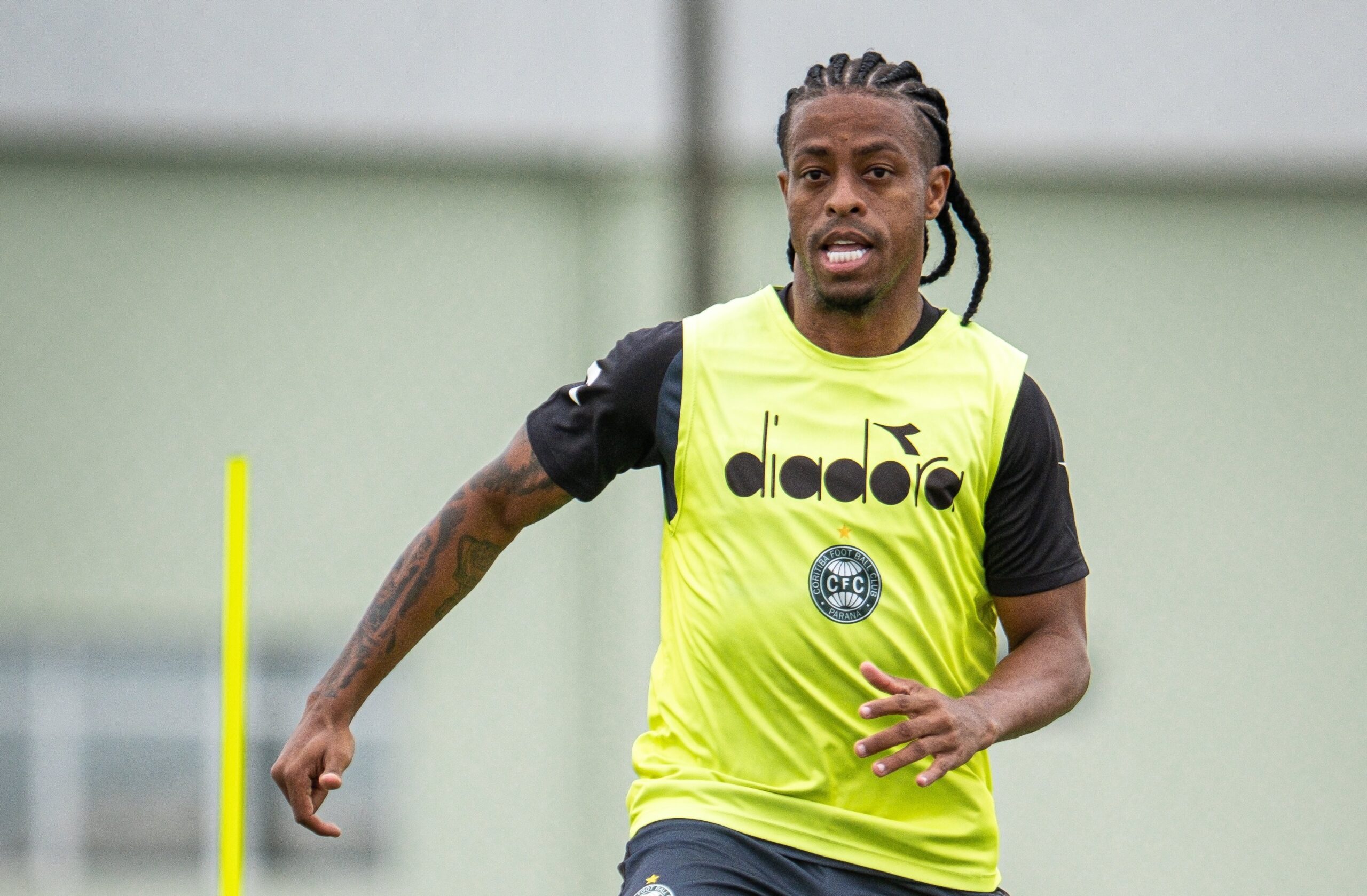 Coritiba define três prioridades no mercado para subir nível do elenco