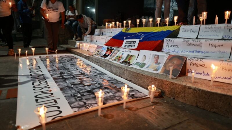 Ao menos 80 presos políticos são libertados na Venezuela, diz ONG