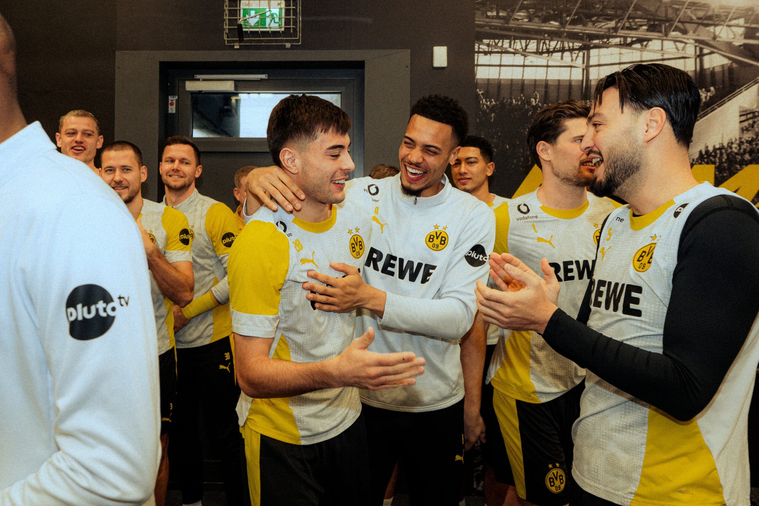 Chelsea ativa cláusula após “empréstimo relâmpago”, e zagueiro chora ao deixar o Borussia Dortmund