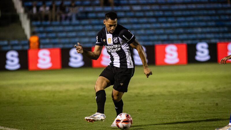 Alex Silva sente desconforto na coxa e é dúvida no Ceará