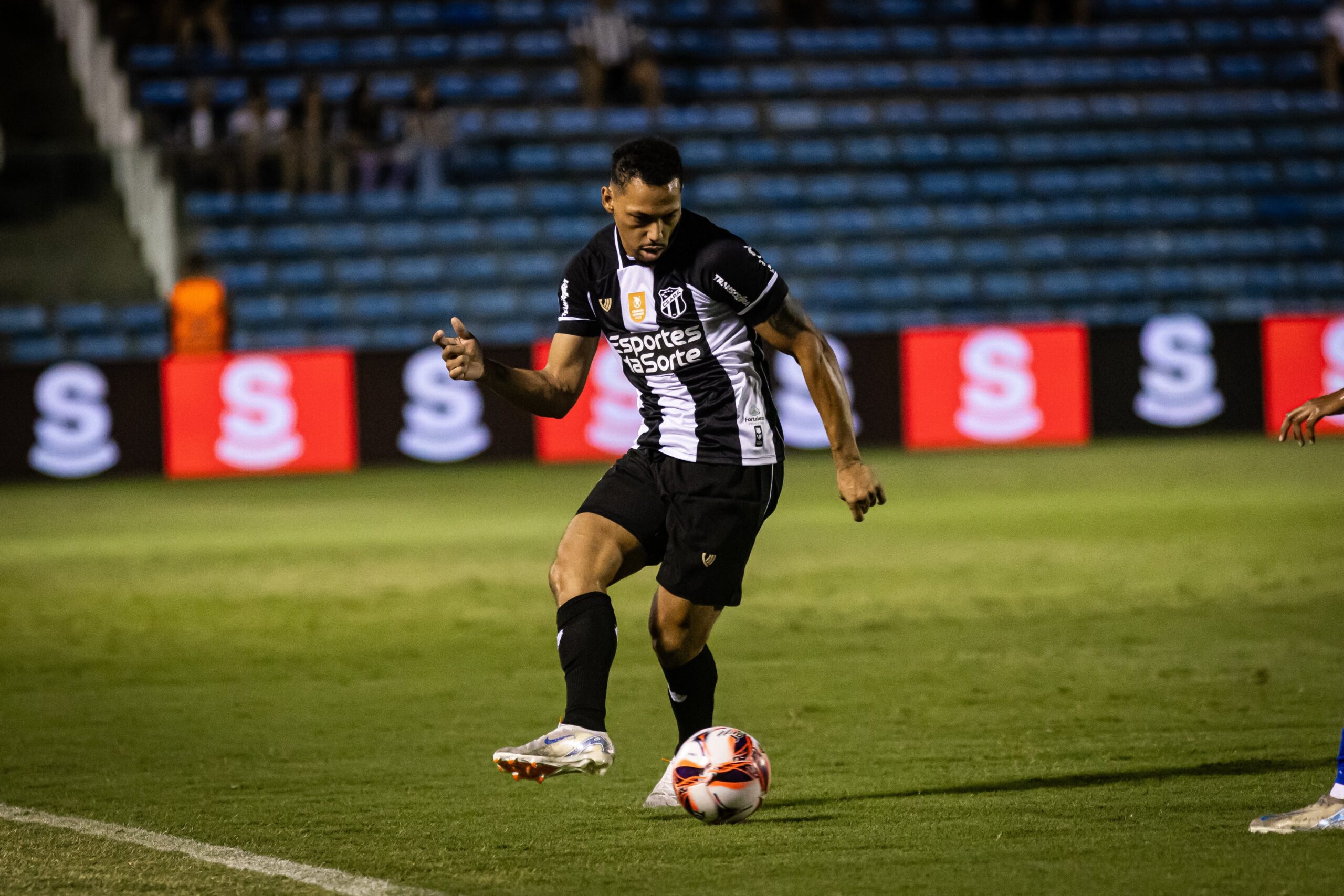 Alex Silva sente desconforto na coxa e é dúvida no Ceará