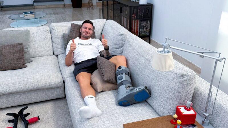 Saúl volta ao Flamengo e se apresenta no Ninho para seguir recuperação de cirurgia