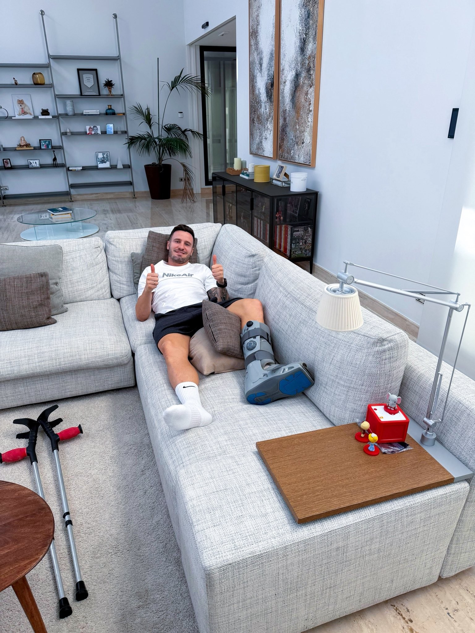 Saúl volta ao Flamengo e se apresenta no Ninho para seguir recuperação de cirurgia