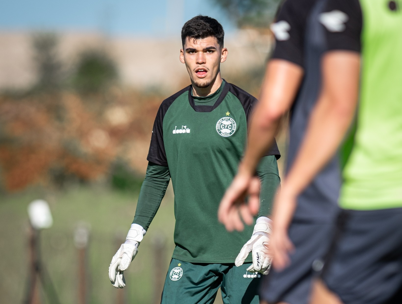 Dicas pouco visadas: veja seis defensores que podem mitar na primeira rodada do Cartola 2026