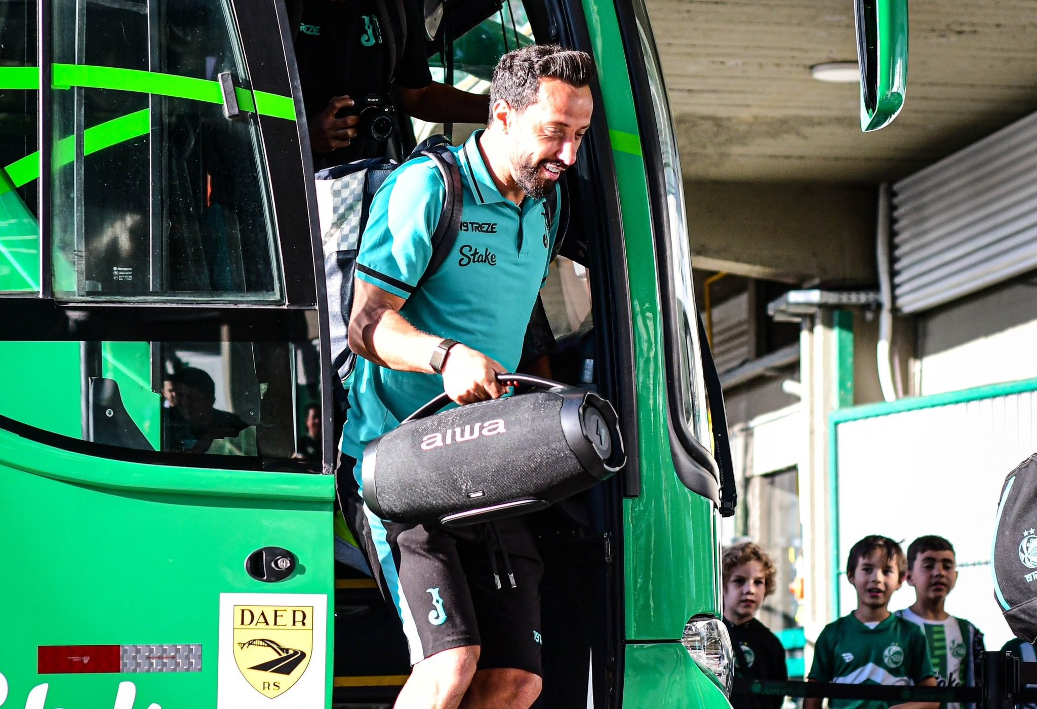 AeroBelo ao vivo: acompanhe a festa da torcida na chegada do meia Nenê ao Botafogo-PB