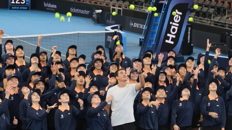 João Fonseca estrela ação com boleiros no ATP de Brisbane antes da estreia no ano