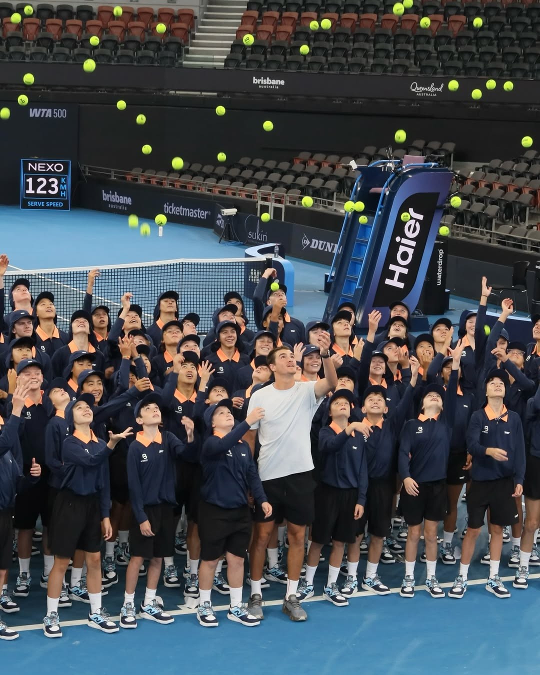 João Fonseca estrela ação com boleiros no ATP de Brisbane antes da estreia no ano