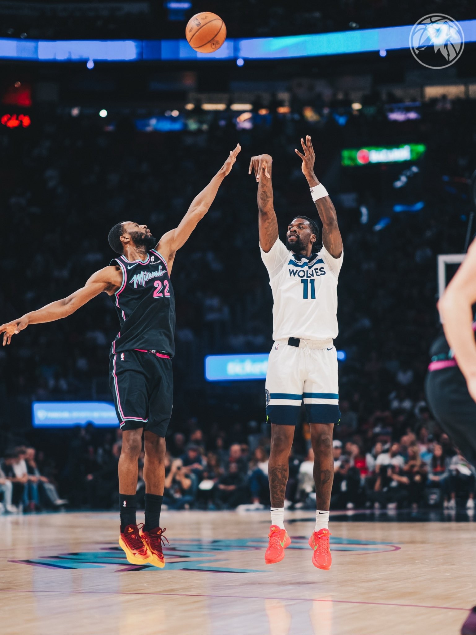 Pivô sai do banco, atua 25 minutos e anota 29 pontos na vitória do Minnesota Timberwolves