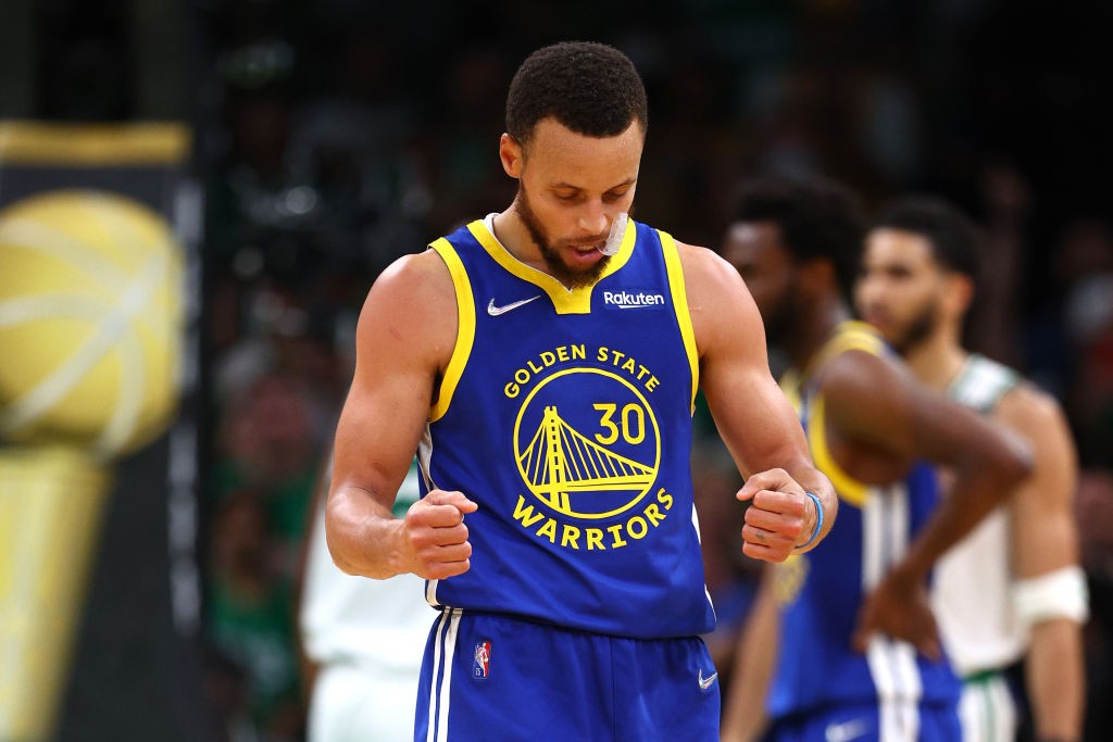 Stephen Curry lidera ranking de camisetas mais vendidas da NBA; veja lista