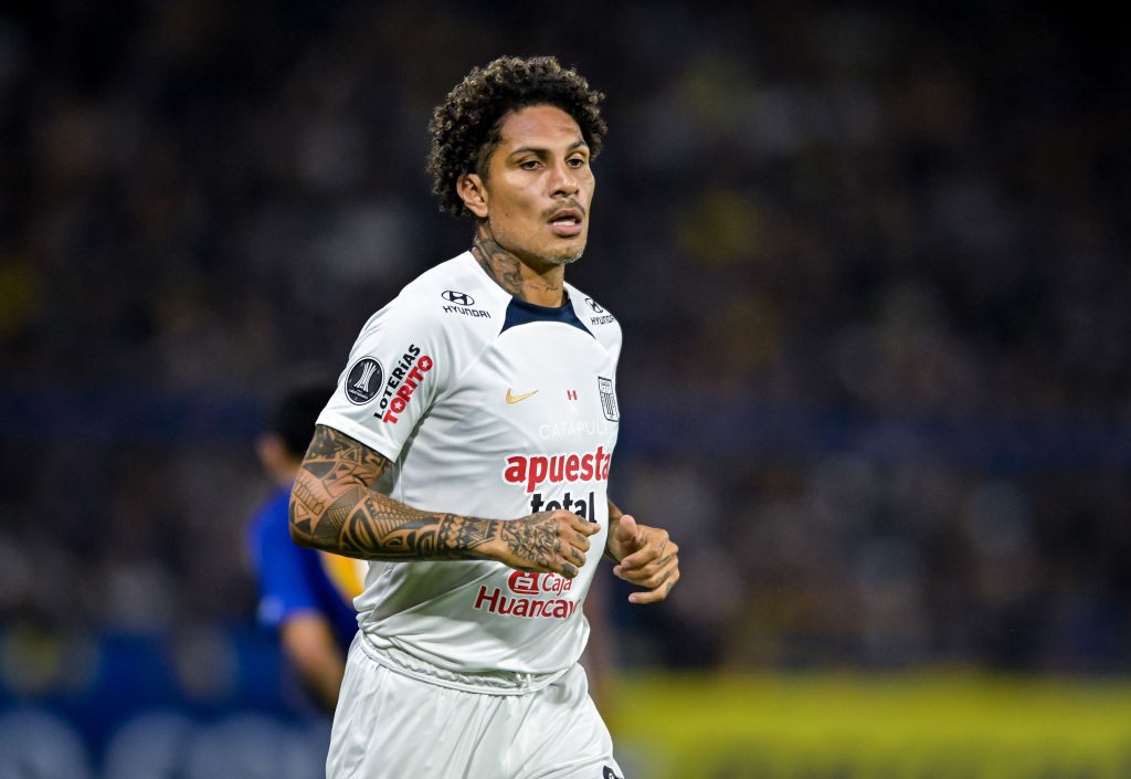 Torcida do Alianza Lima agride Guerrero e Advíncula, diz imprensa do país