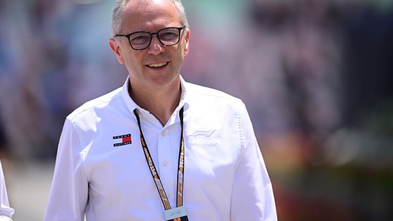Chefe da F1 diz que quer Ferrari ‘forte’ em 2026 e acredita em reação