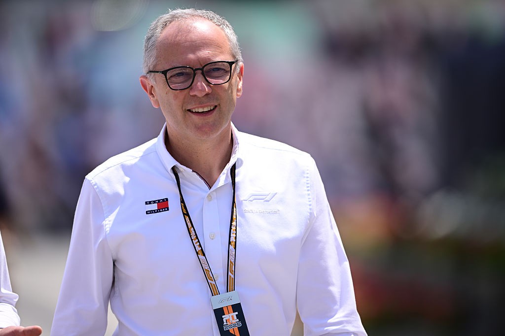 Chefe da F1 diz que quer Ferrari ‘forte’ em 2026 e acredita em reação