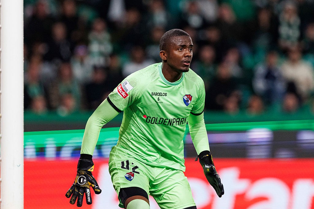 Com Brazão distante, Flamengo monitora goleiro Andrew, ex-Botafogo