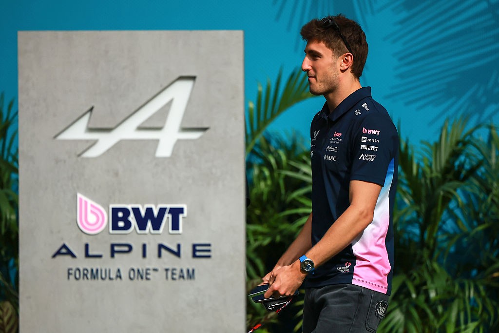 Alpine libera piloto que disputou seis corridas como titular na F1 2025
