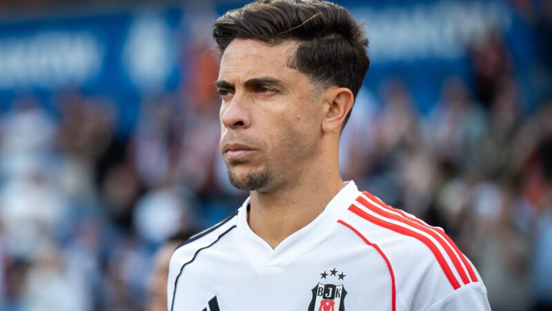 Corinthians encaminha contratação do zagueiro Gabriel Paulista