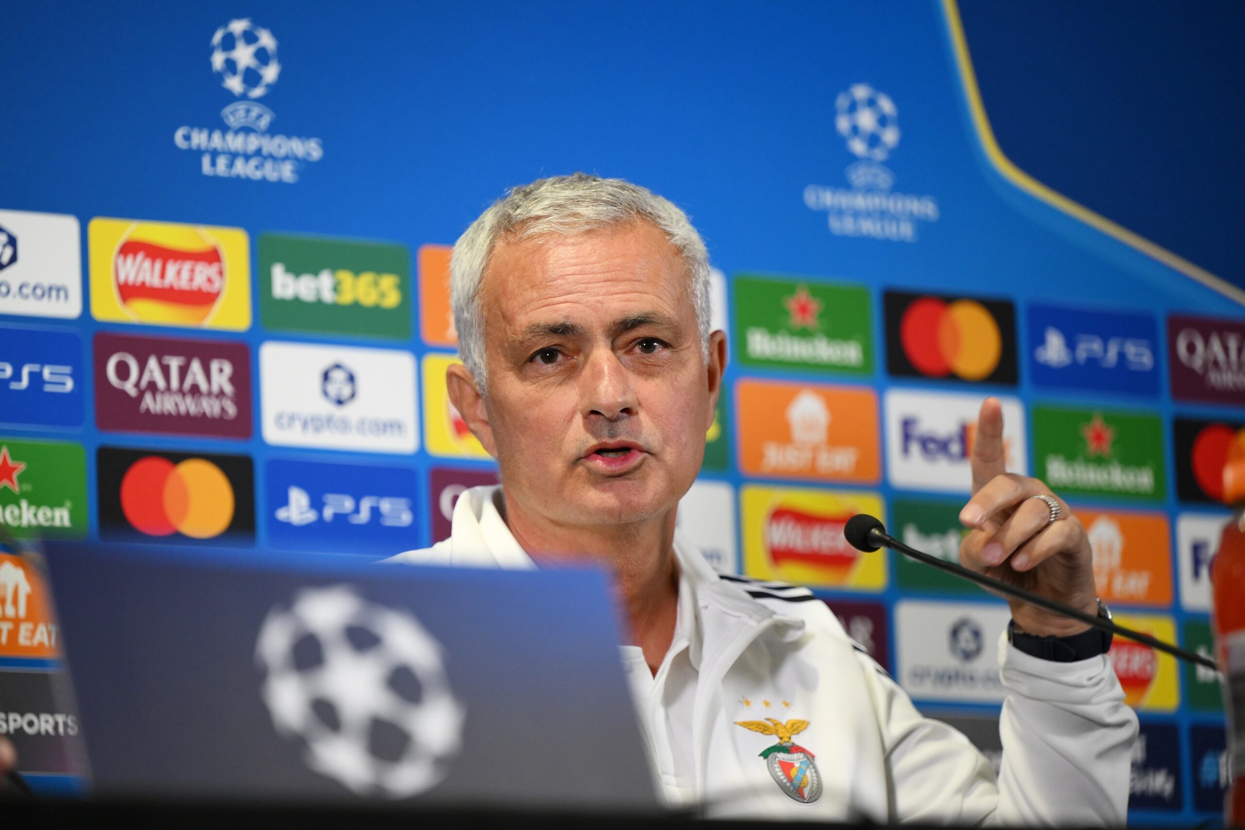 Mourinho se derrete antes de reencontro: “Amo o Real Madrid e amo o Arbeloa”