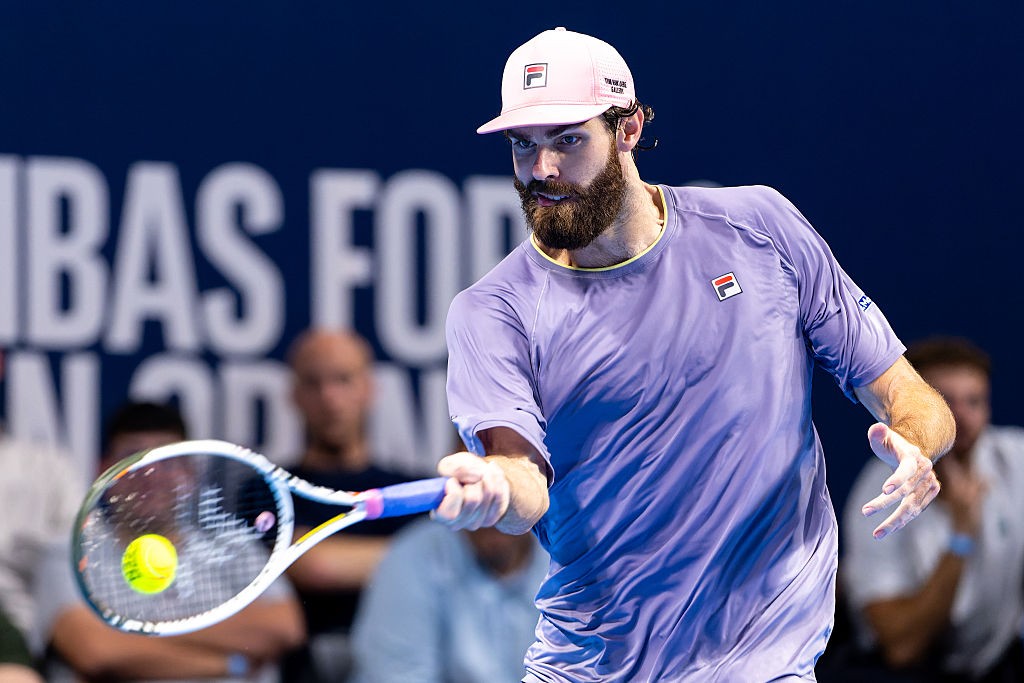 Mais alto do circuito e colecionador de multas: conheça o rival de João Fonseca na estreia em 2026