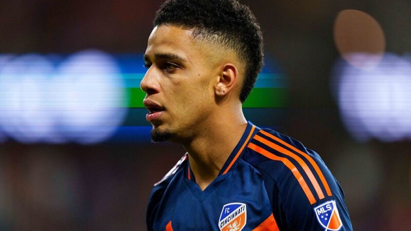 Vasco inicia negociações para contratar atacante Brenner