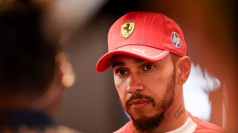 Hamilton revela que não conseguiu dormir bem antes de primeiro teste com Ferrari em 2026