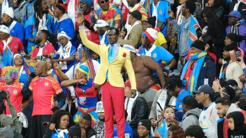 Torcedor da RD Congo “vira” estátua humana durante 90 minutos em homenagem a mártir e viraliza