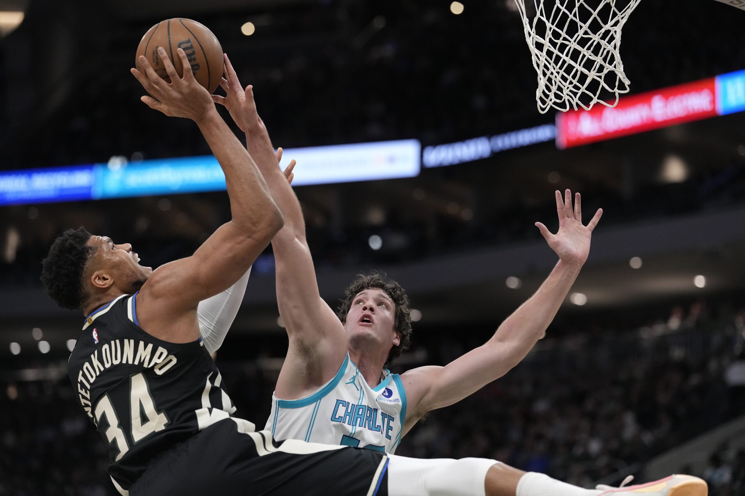 Antetokounmpo desenha jogada e crava ponte aérea na vitória dos Bucks; veja vídeo