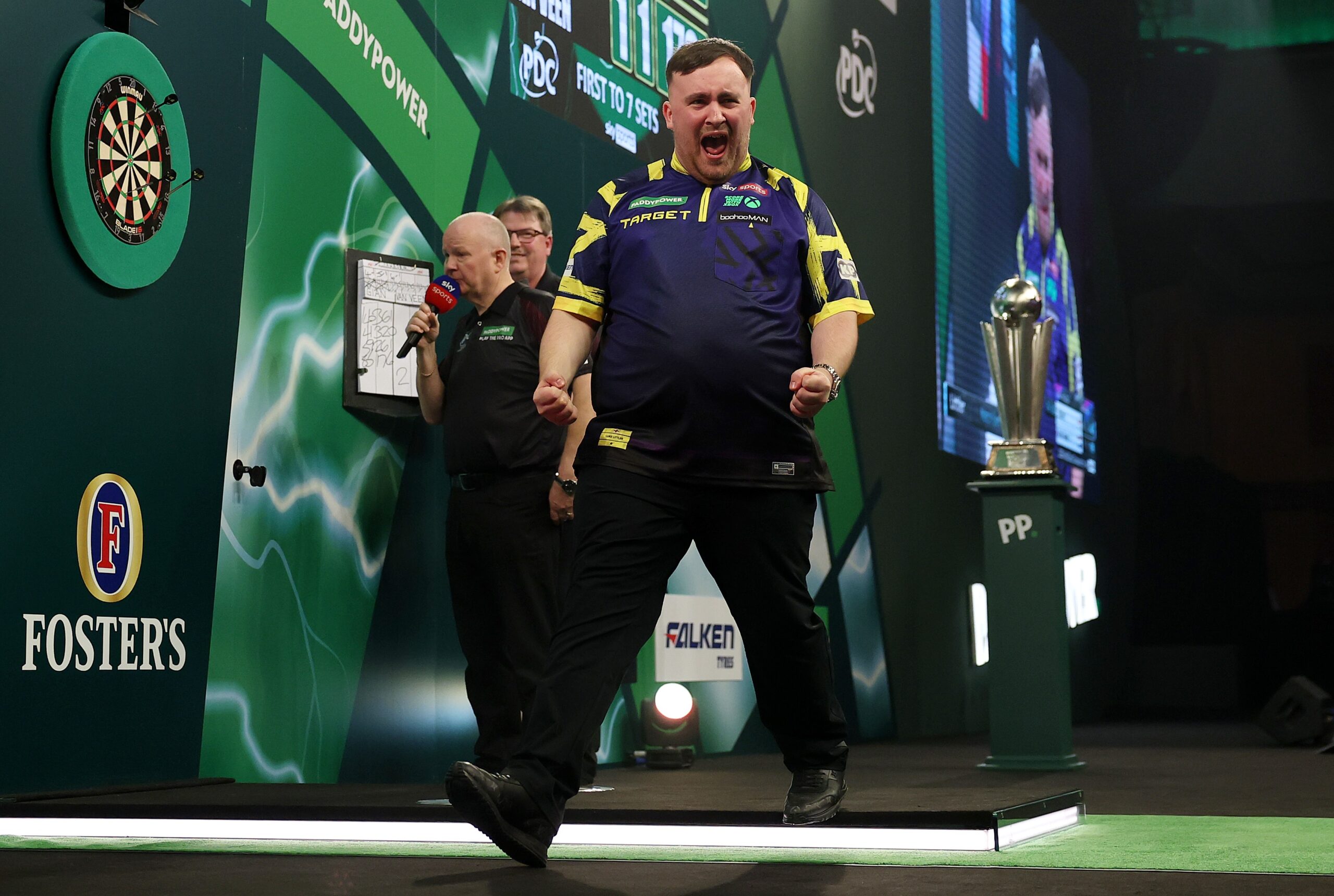 Inglês de 18 anos conquista bicampeonato mundial de dardos e fatura R$ 7,3 milhões