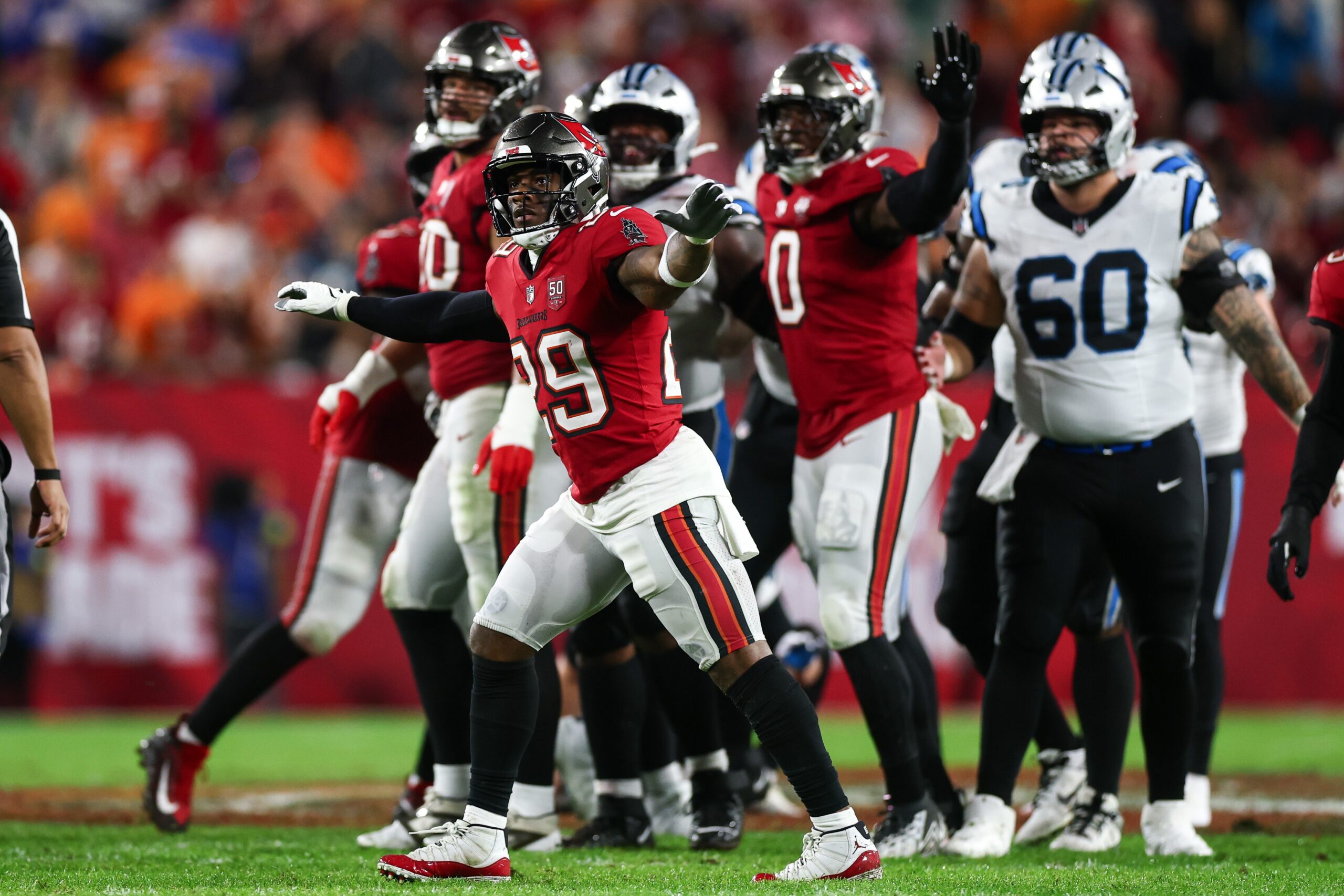 Lei do Ex ataca, Bucs vencem Panthers e adiam definição da NFC Sul