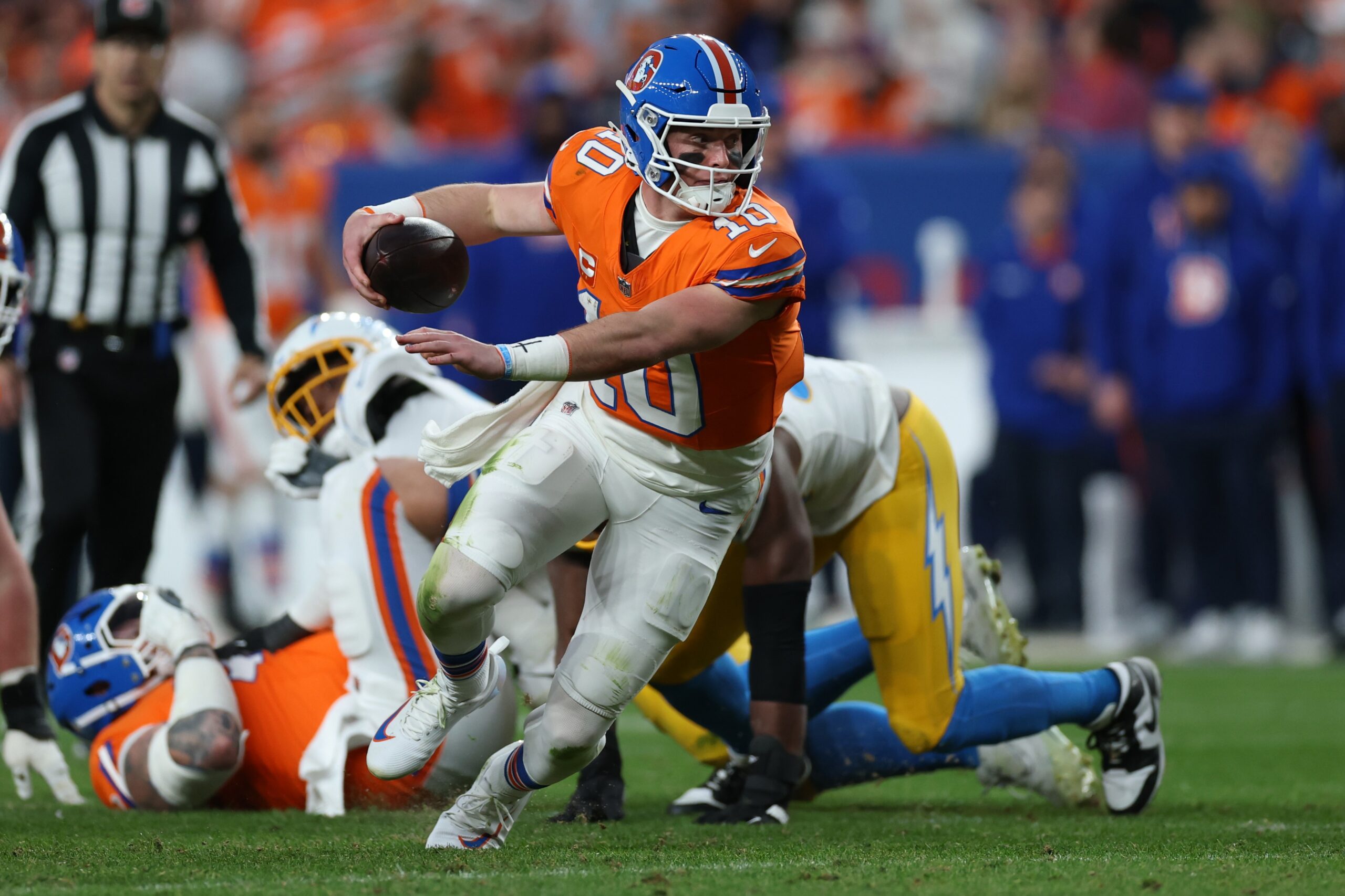 Broncos vencem os Chargers, garantem melhor campanha e folga nos playoffs da AFC