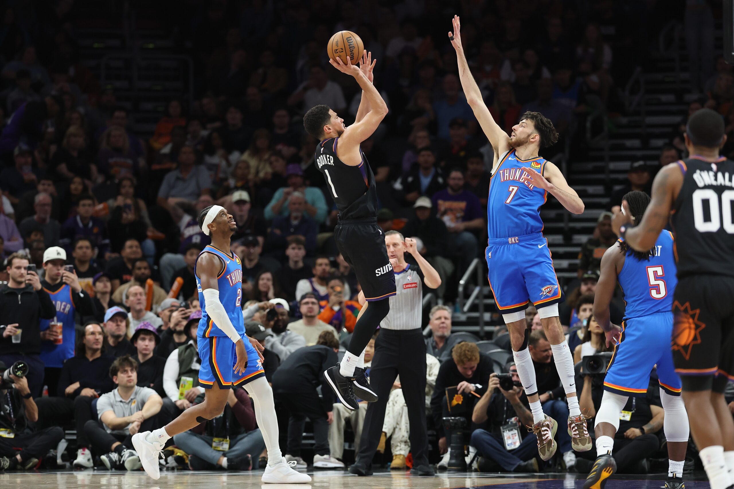 Devin Booker marca de três no último segundo e assina virada do Suns contra o Thunder; veja lance