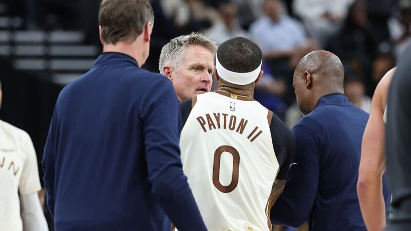 Técnico dos Warriors parte para cima da arbitragem e é contido por jogador adversário; veja vídeo