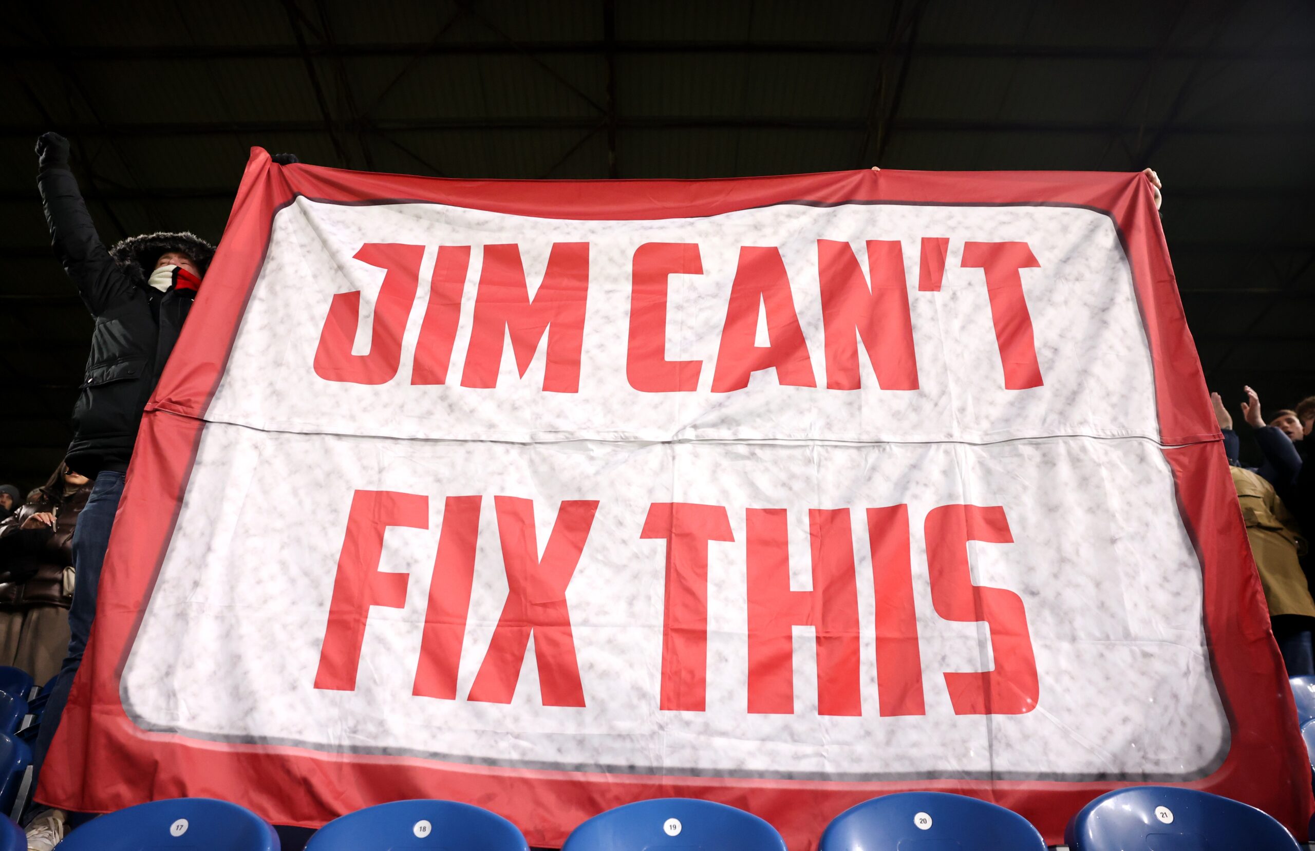 Grupo de torcedores do United pede saída de homem forte do futebol: “Palhaço incompetente”