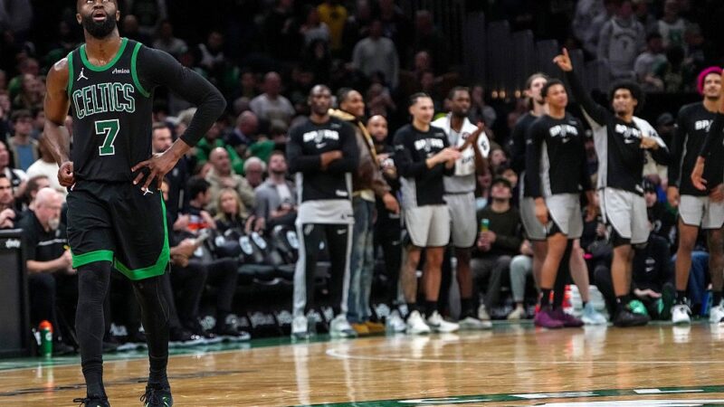 Jalyen Brown é multado em R$ 188 mil por criticar árbitro na NBA