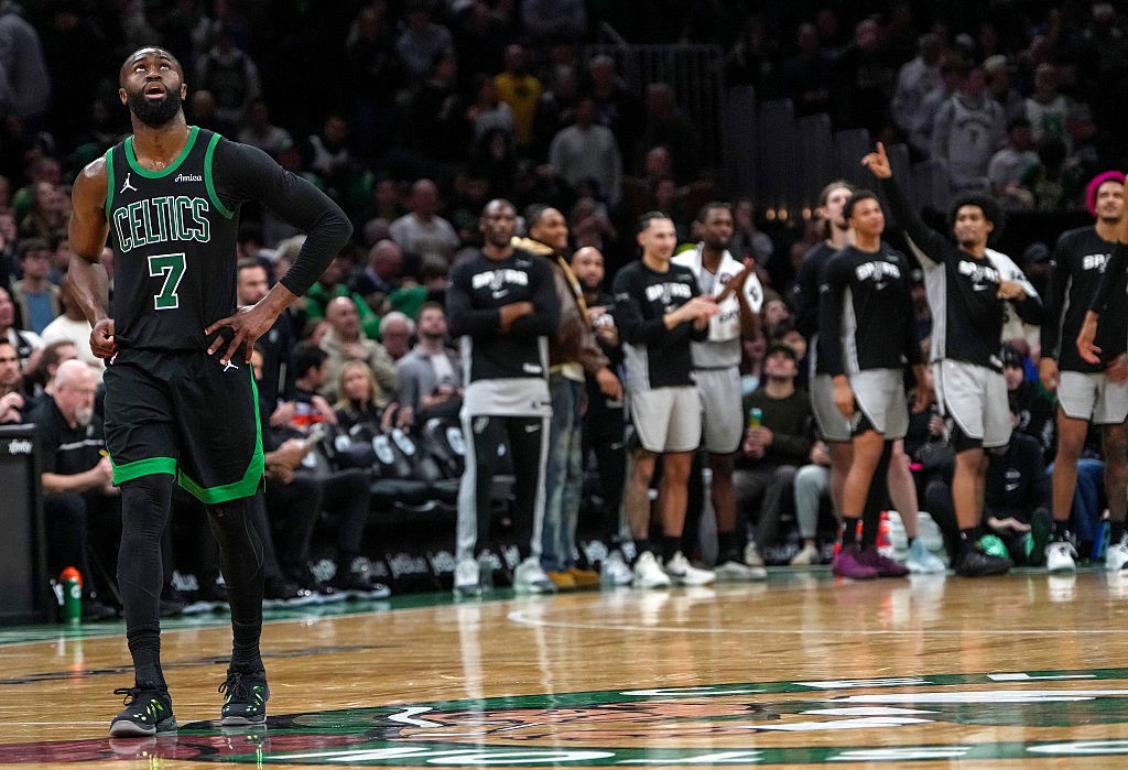 Jalyen Brown é multado em R$ 188 mil por criticar árbitro na NBA