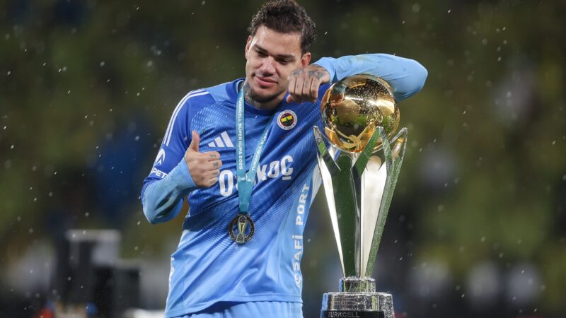 Ederson celebra primeiro título pelo Fenerbahçe, o 25ª da carreira; veja a lista