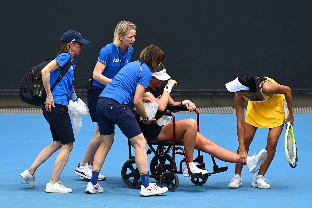 Canadense sai de cadeira de rodas após lesão no Australian Open; fotos