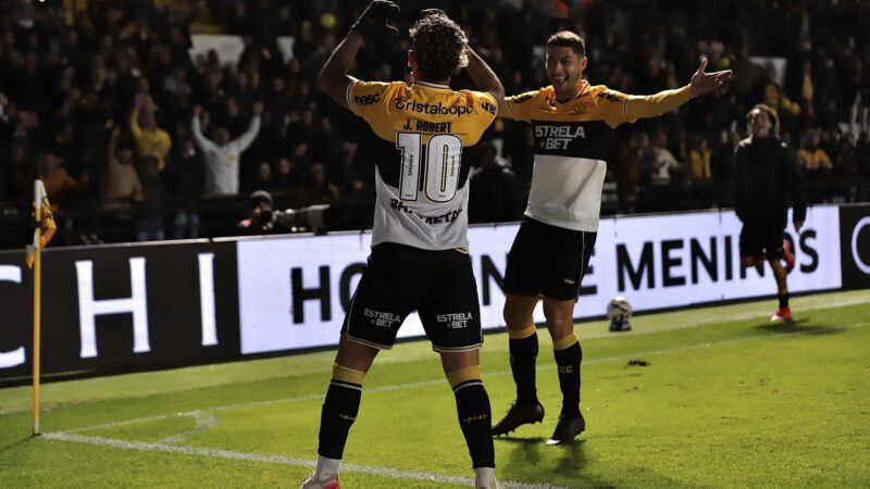 Jhonata Robert chega a terceira temporada no Criciúma: “Feliz por corresponder dentro de campo”