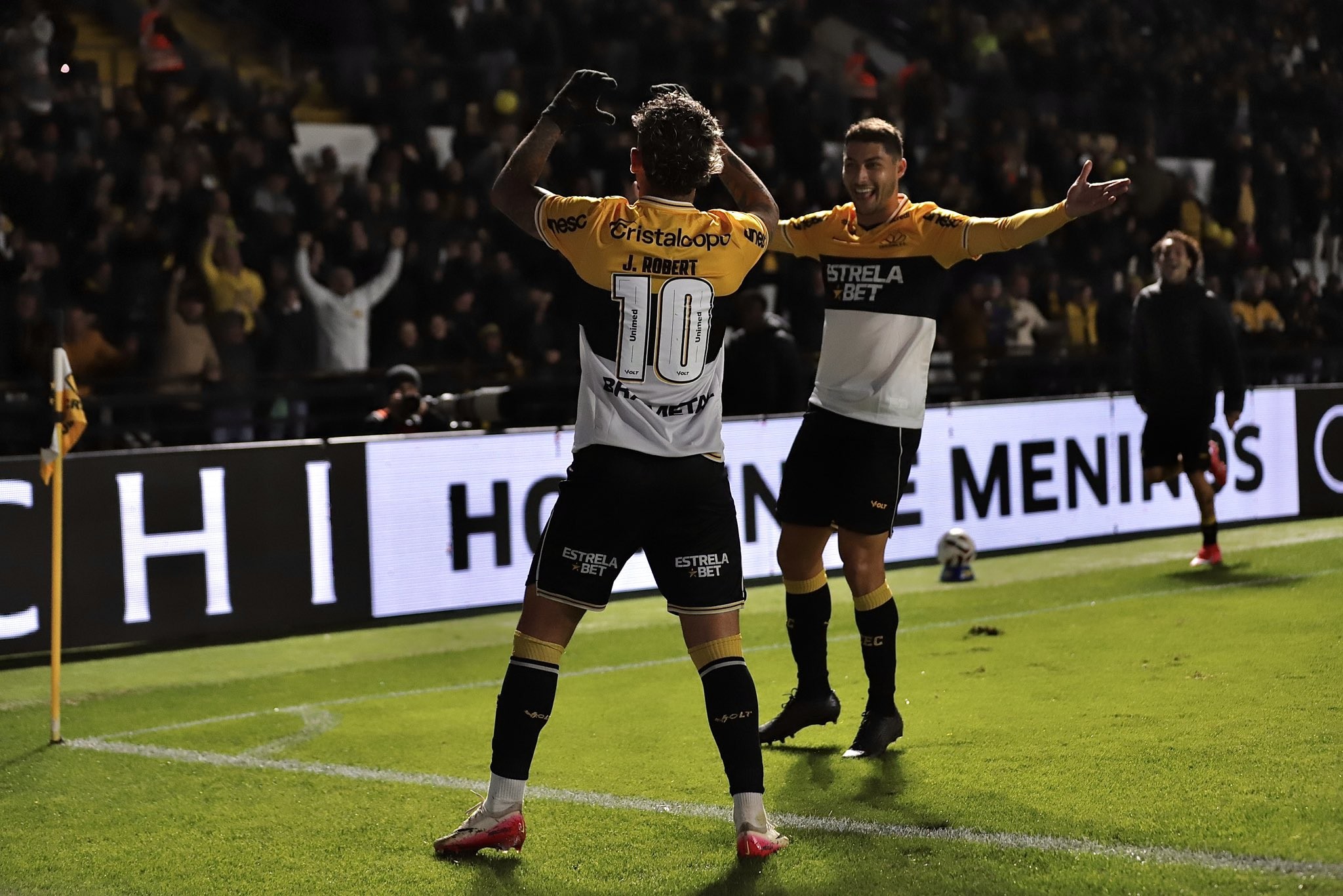 Jhonata Robert chega a terceira temporada no Criciúma: “Feliz por corresponder dentro de campo”