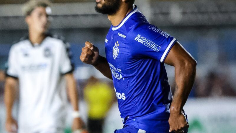 Artilheiro do Vitória-ES pede “pés no chão” após goleada e título da Supercopa