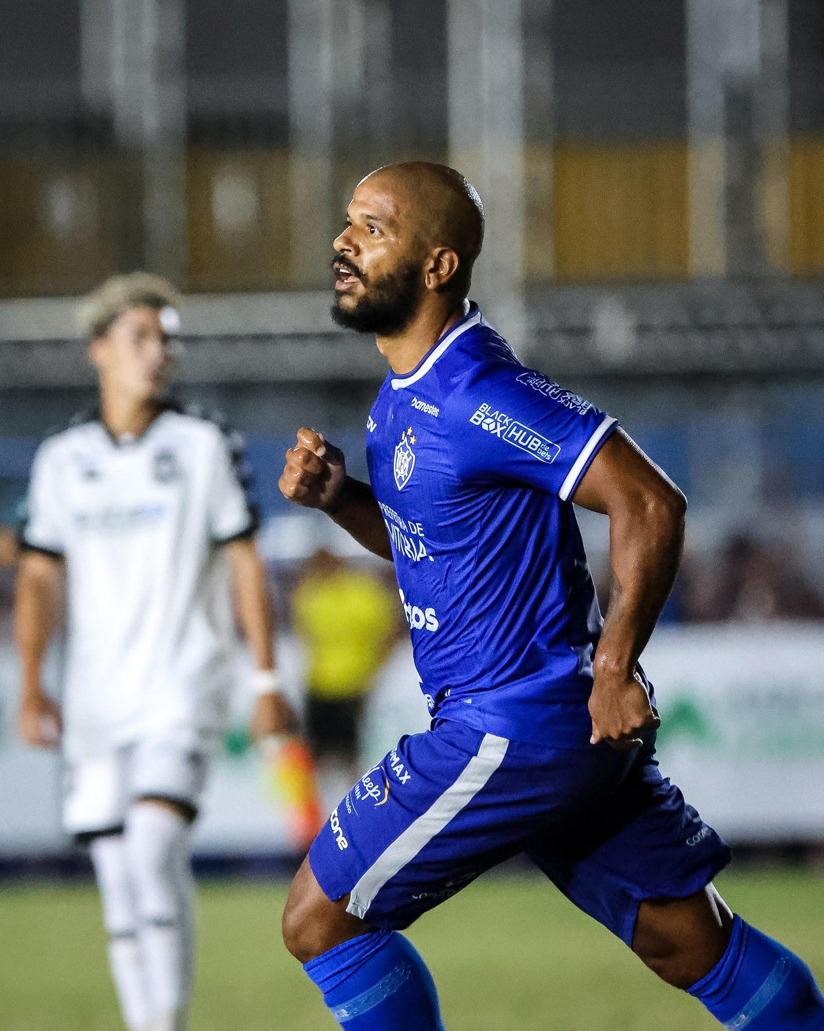 Artilheiro do Vitória-ES pede “pés no chão” após goleada e título da Supercopa