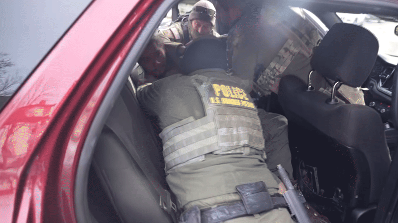 VÍDEO mostra abordagem truculenta de agentes do ICE durante prisão em Mineápolis