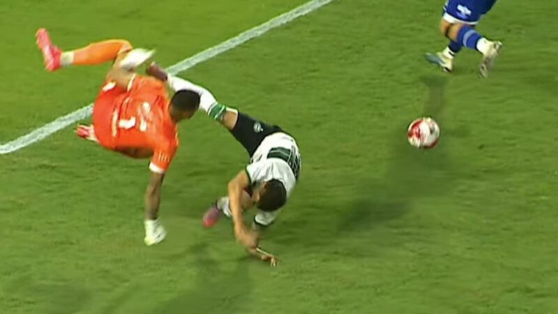 Atacante do Coritiba quebra o braço em lance do jogo de estreia pelo Paranaense