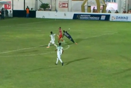 Inacreditável FC: atacante dá chapéu no goleiro, fica com o gol aberto e cabeceia para fora; vídeo