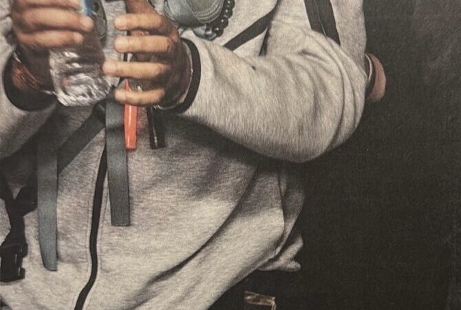 Fone de ouvido, óculos, moletom, possível algema: os detalhes da primeira foto de Maduro capturado; INFOGRÁFICO