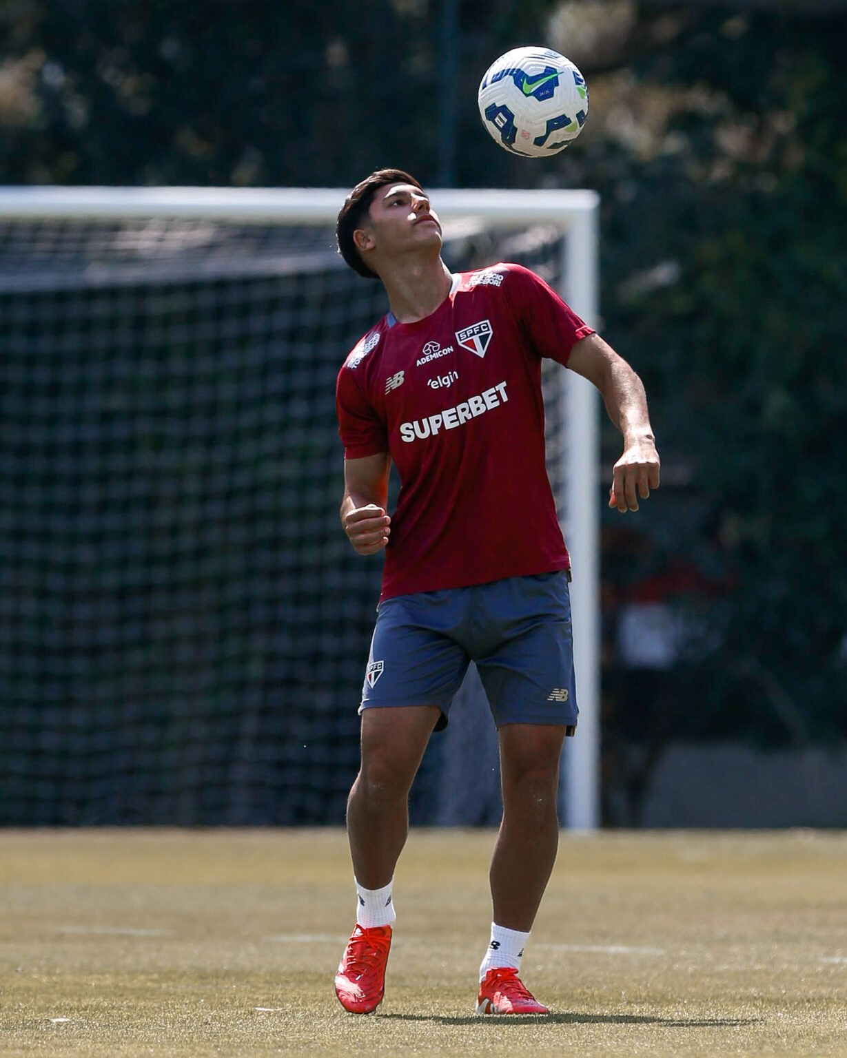 Joia 2026: torcedor e “treinador” em campo, Nicolas será promovido a profissional no São Paulo