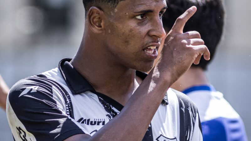 “A vida virou as costas para mim”: conheça atacante da Copinha que foi adotado pelo irmão