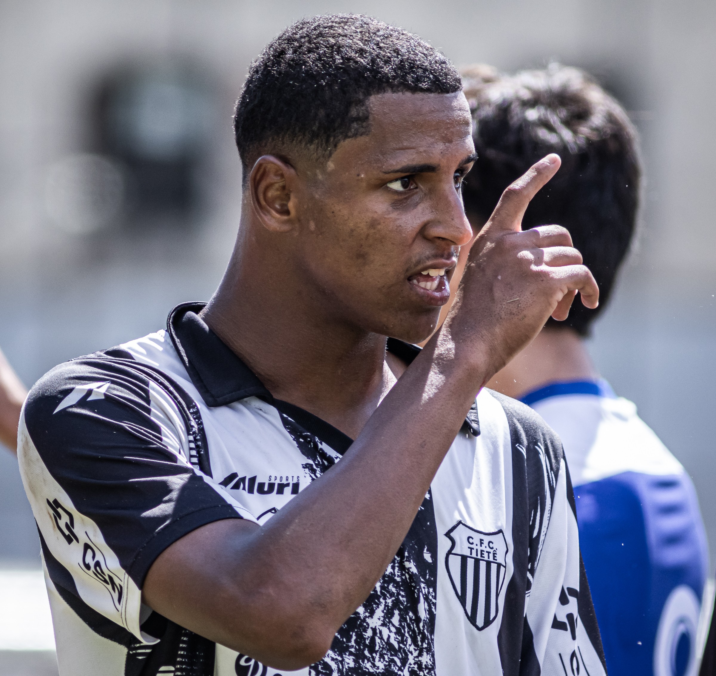 “A vida virou as costas para mim”: conheça atacante da Copinha que foi adotado pelo irmão