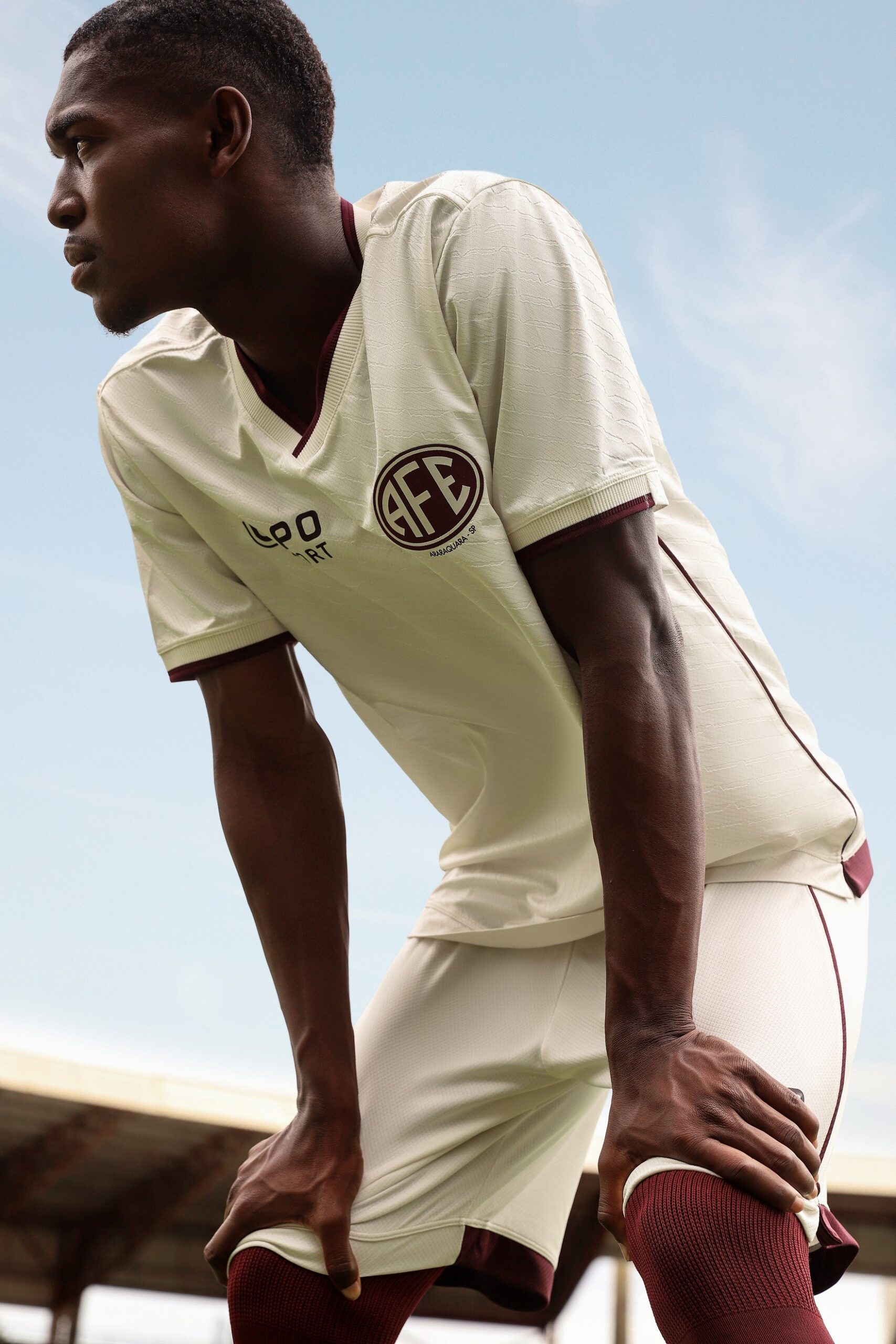 Ferroviária homenageia anos 1980 em uniformes para temporada 2026; veja fotos