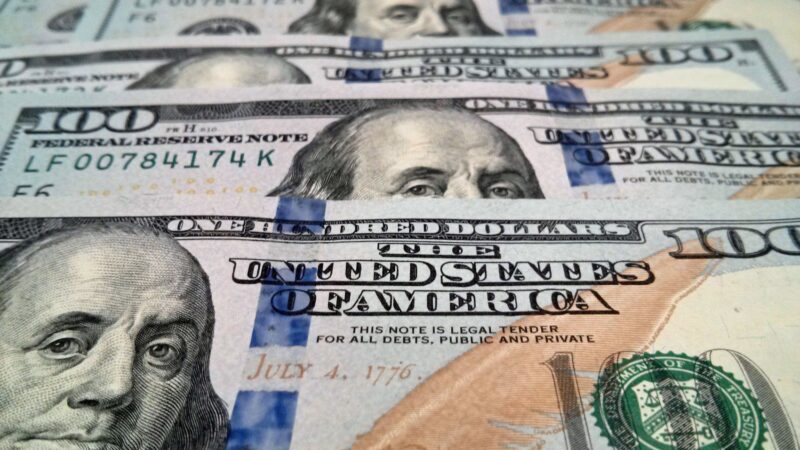 Gastos de brasileiros no exterior atingem maior índice em 11 anos; dólar recuou e IOF subiu em 2025