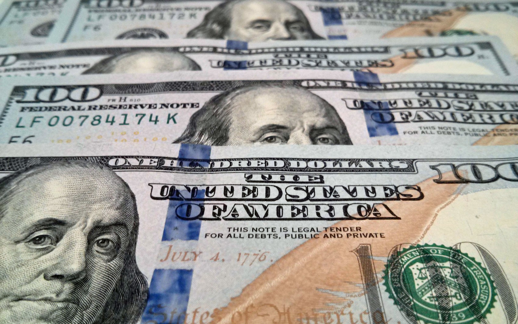 Gastos de brasileiros no exterior atingem maior índice em 11 anos; dólar recuou e IOF subiu em 2025