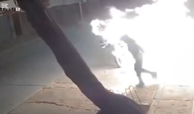 Homem tenta atear fogo em concessionária de motos, mas acaba tomado pelas chamas; VÍDEO